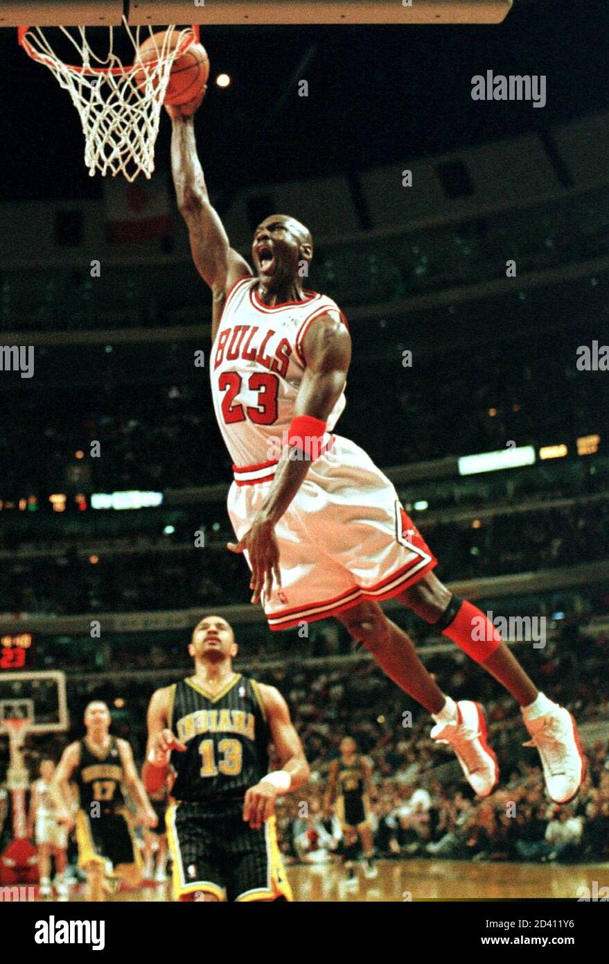 Michael Jordan De Chicago Bulls Marque Un Panier Devant Mark Jackson D Indiana Pacers Lors Du Premier Trimestre De L Action A Chicago Le 17 Fevrier 1998 Le Match Etait En Cours Le 35e