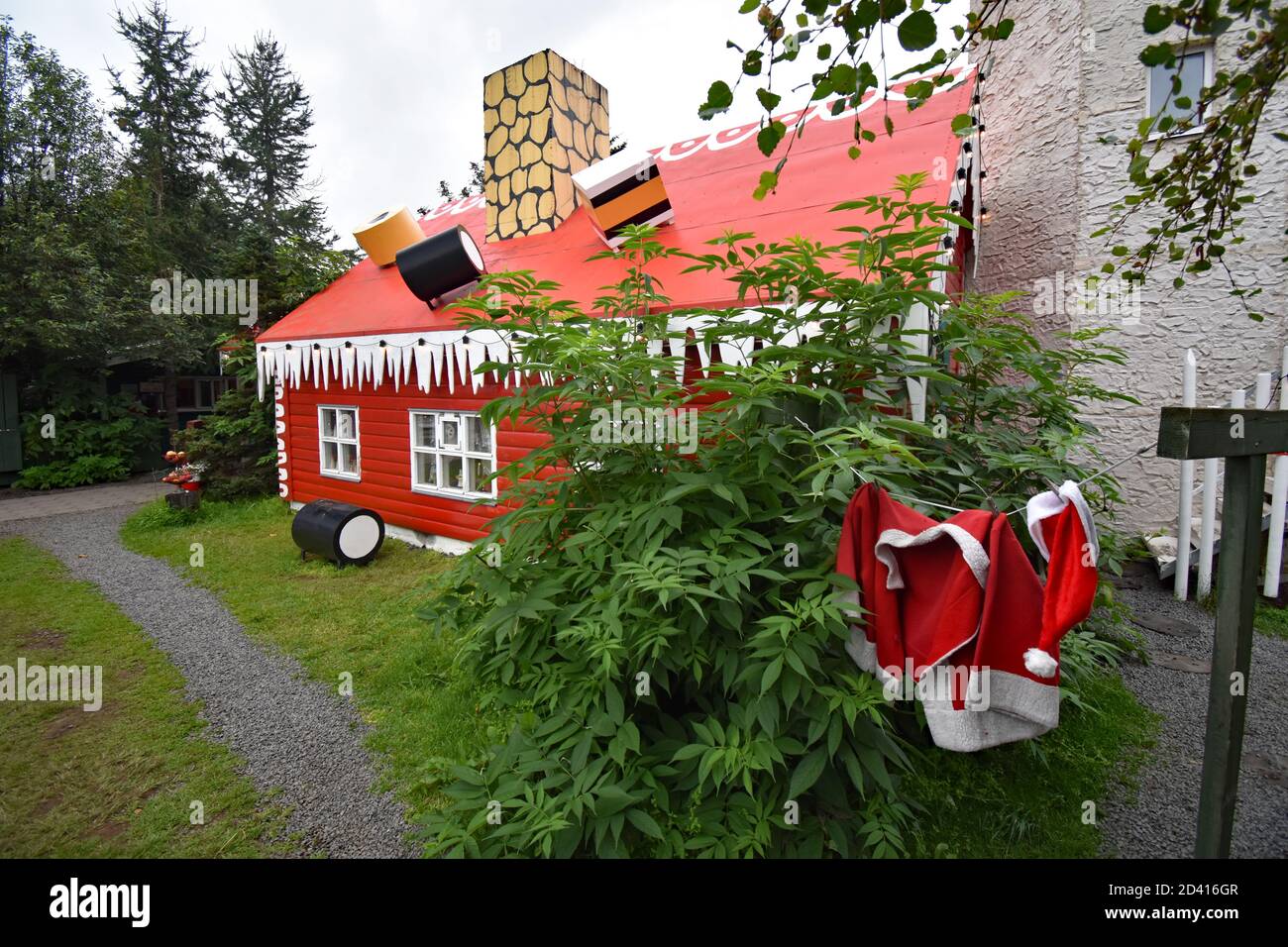 La maison de Noël près d'Akureyri dans le nord de l'Islande. Les vêtements du Père Noël sont suspendus sur la ligne de lavage à l'extérieur. Des bonbons et des bonbons ornent le toit. Banque D'Images