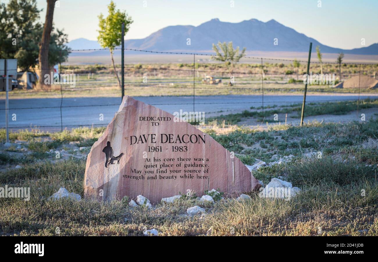 NYE COUNTY, NEVADA, ÉTATS-UNIS - 29 juin 2018 : un mémorial sculpté sur un rocher se trouve à l'entrée accueillant les visiteurs du terrain de camping Dave Deacon Banque D'Images