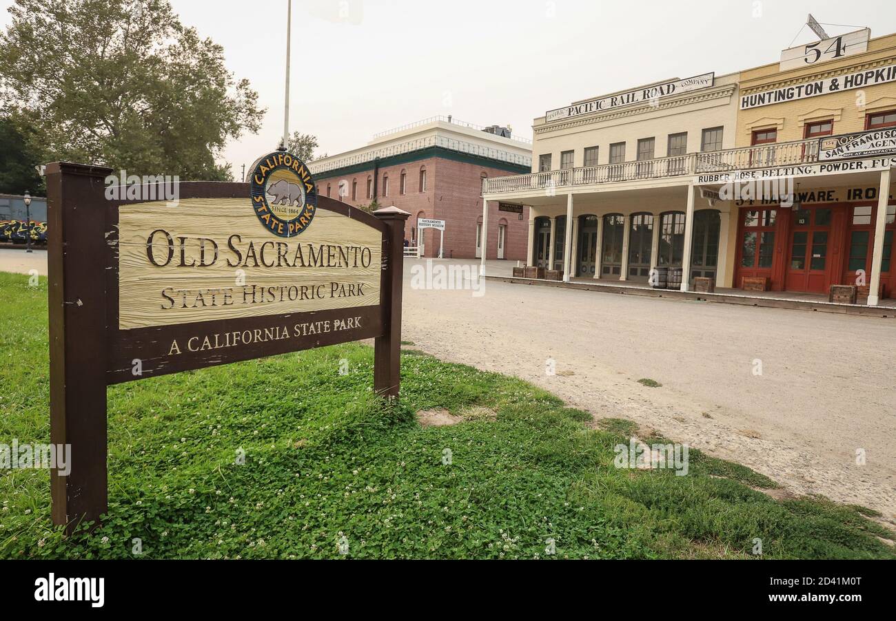 SACRAMENTO, CALIFORNIE, ÉTATS-UNIS - 27 juillet 2018 : un panneau en bois marque Old Sacramento State Historic Park, un quartier commercial historique de Preser Banque D'Images