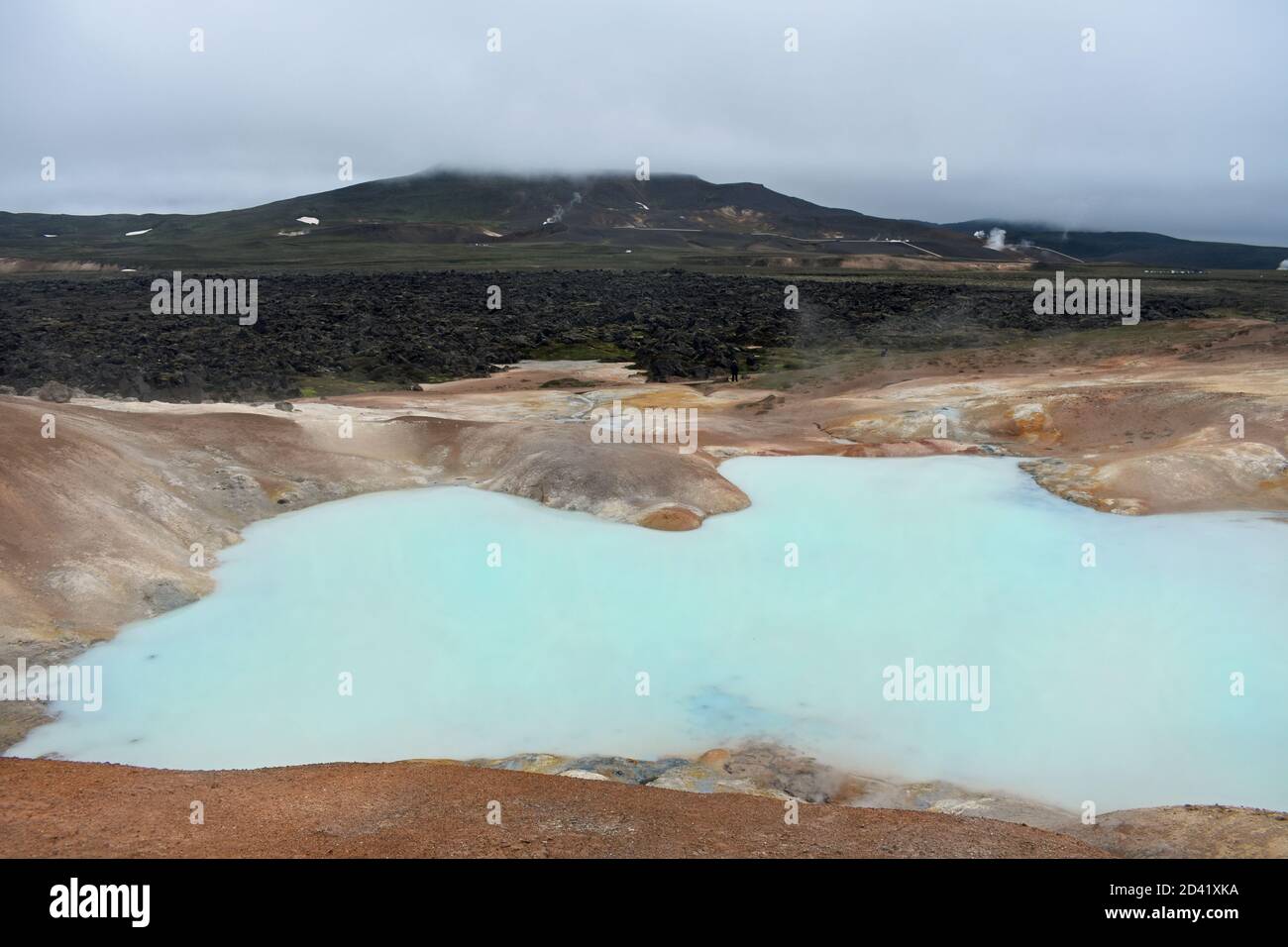 La couleur bleue des sources chaudes de la montagne Leirhnjúkur parmi les champs de Lava de Krafla dans le nord de l'Islande dans la région du lac Myvatn. Banque D'Images