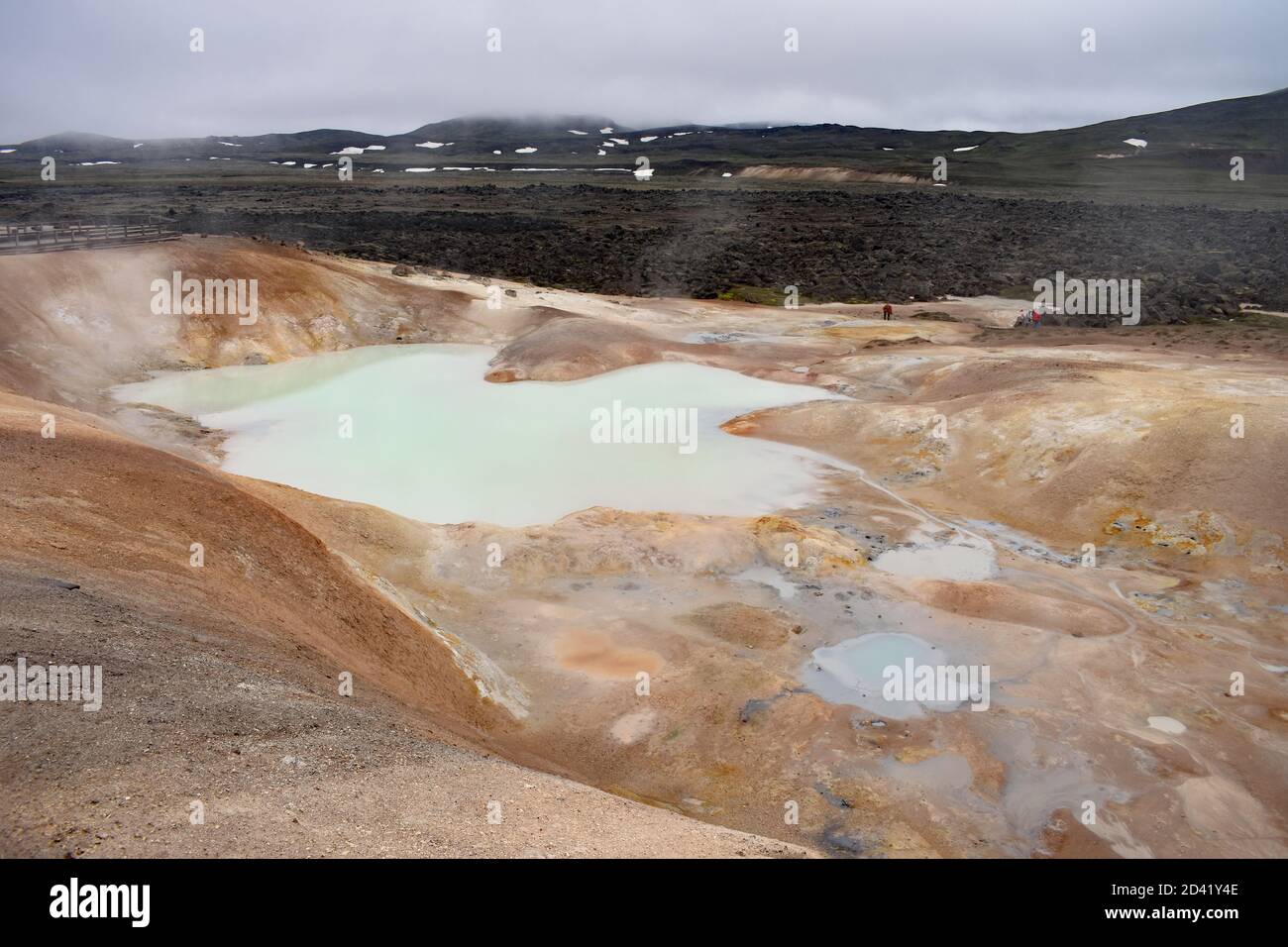 La couleur bleue des sources chaudes de la montagne Leirhnjúkur parmi les champs de Lava de Krafla dans le nord de l'Islande dans la région du lac Myvatn. Un jour couvert. Banque D'Images
