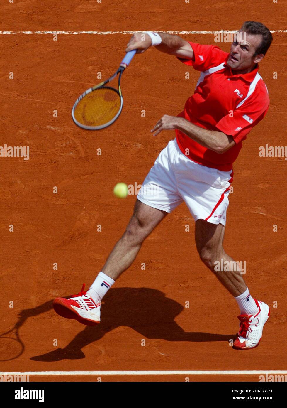 Anthony Dupuis, de France, perd son équilibre lors de son match contre  Younes El Aynaoui, du Maroc, lors de la première partie de l'ouverture du  tennis français au stade Roland Garros, le