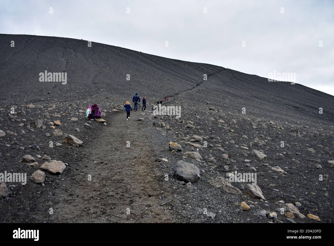 Hverfjall / Hverfell est un volcan de cône de tephra dans le nord de l'Islande, à l'est du lac de Mývatn. Les visiteurs grimpent sur le chemin vers le bord du cratère. Banque D'Images