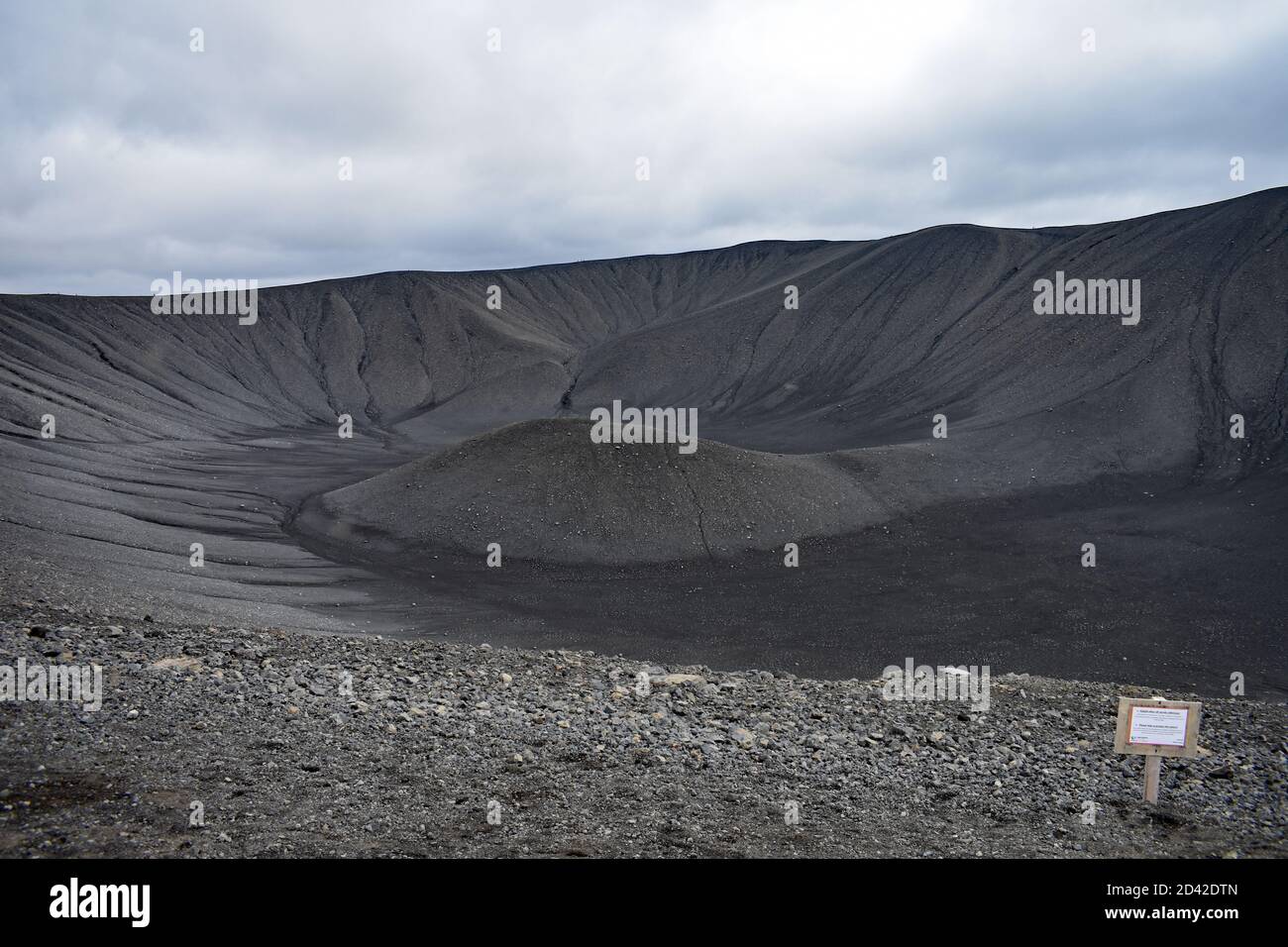 Hverfjall / Hverfell est le volcan en anneau tuf dans le nord de l'Islande, à l'est du lac volcanique de Mývatn. Un panneau d'avertissement le long du bord de la caldeira. Banque D'Images