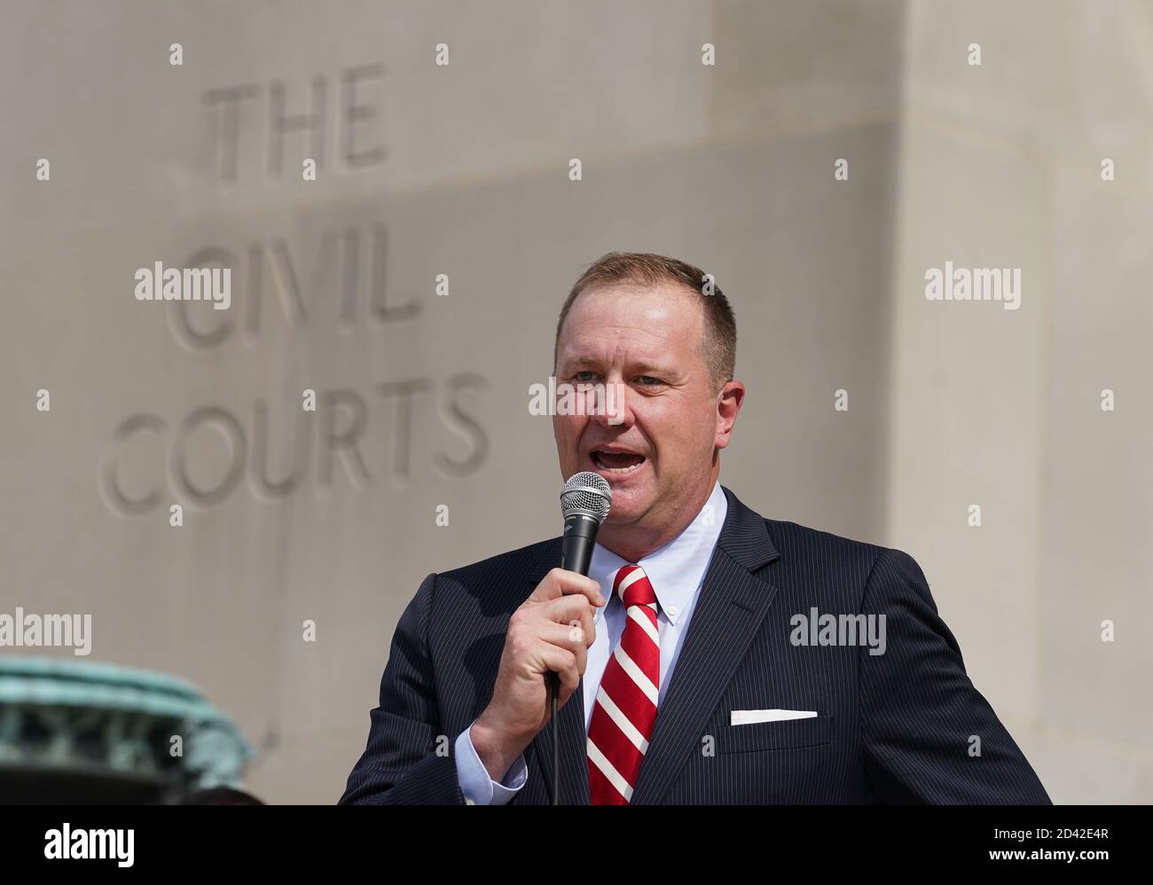 St. Louis, États-Unis. 08 octobre 2020. Le procureur général du Missouri, Eric Schmitt, fait ses remarques lors d'un événement pour Backbutoirs au Palais des tribunaux civils de Saint-Louis le 8 octobre 2020. Photo par Bill Greenblatt/UPI crédit: UPI/Alay Live News Banque D'Images