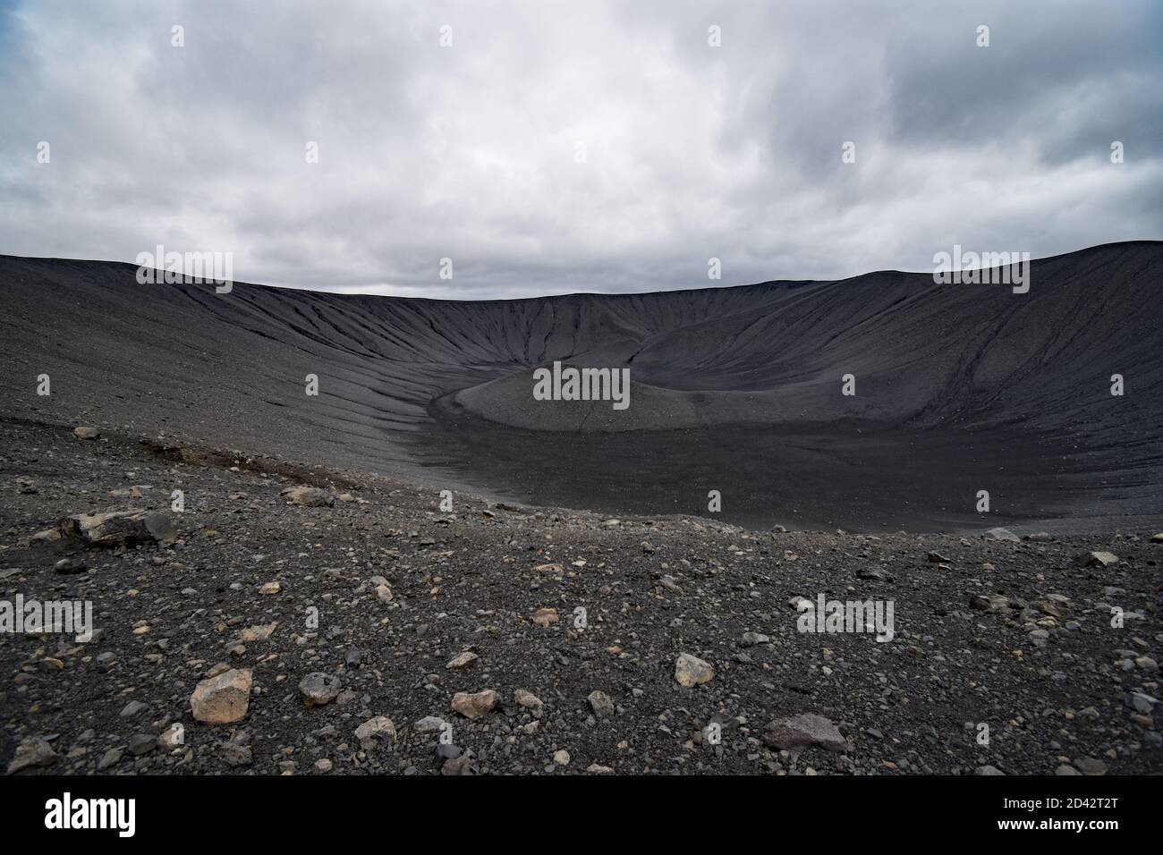 Hverfjall / Hverfell est un cône de tephra ou anneau de tuf volcan dans le nord de l'Islande, à l'est du lac volcanique de Mývatn. Vue dans le cratère depuis la jante. Banque D'Images