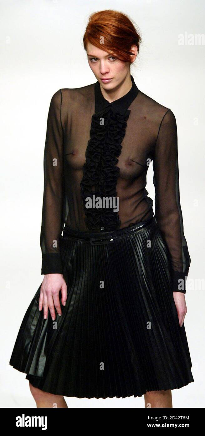 Un mannequin porte une tenue du couturier britannique Jasper Conran lors de  son spectacle automne/hiver 2003 à la London Fashion week, le 19 février  2003. Les vêtements pour femmes de Jasper Conran