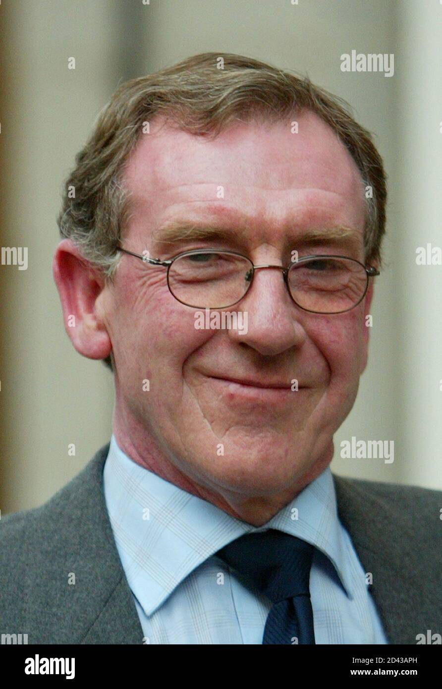 Le témoin du procès pour meurtre de Soham Richard Crook quitte le Old Bailey à Londres, le 12 novembre 2003. L'ancien gardien d'école Ian Huntley est accusé du meurtre des écolières britanniques Holly Wells et Jessica Chapman, dans le village de Soham, dans le sud de l'Angleterre, en août 2002. REUTERS/Peter Macdiarmid PKM/MD Banque D'Images