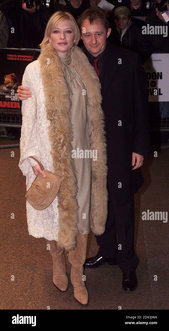 L'actrice australienne Cate Blanchett (L) et son mari Andrew Upton (L) arrivent pour la première britannique des bandits du film à l'Odeon West End à Leicester Square à Londres le 15 novembre 2001. Le film, réalisé par Barry Levison, porte également la vedette Bruce Willis et Billy Bob Thornton. REUTERS/Stephen Aird SH/NMB Banque D'Images