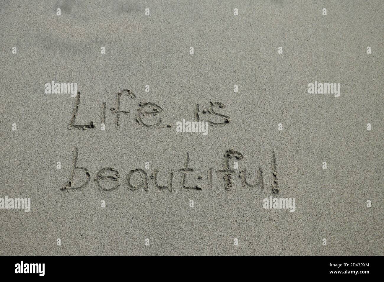 La Vie Est Belle Concept De Pensee Positive Citation Inspiree Ecrite Sur Le Sable Photo Stock Alamy