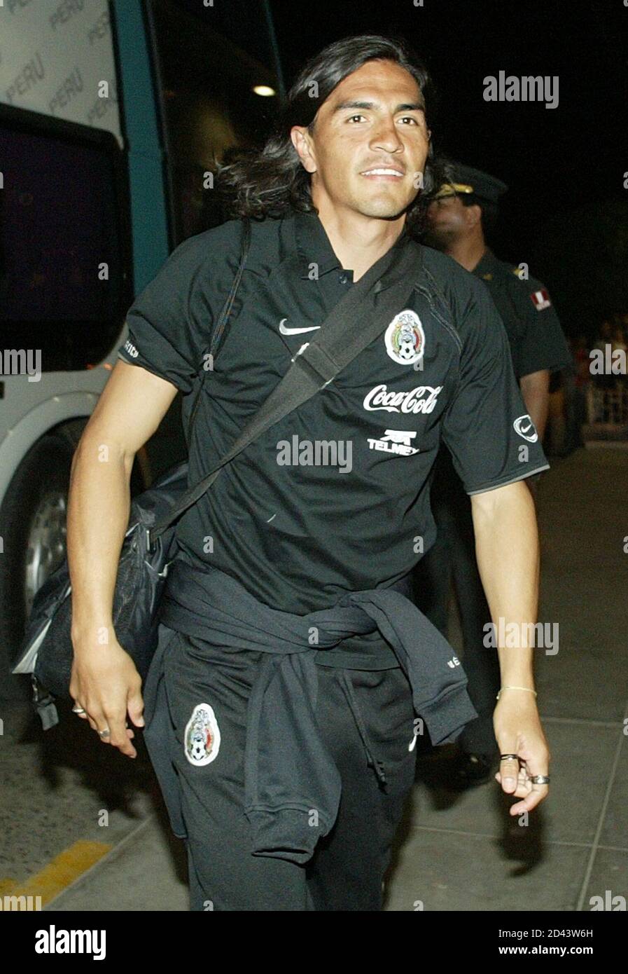 Mexican striker Francisco Palencia arrives to Piura, July 16, 2004. Mexico  will face Brazil on July 18, on a quarter finals match for the Copa America  2004. REUTERS/Andres Stapff AS Photo Stock - Alamy