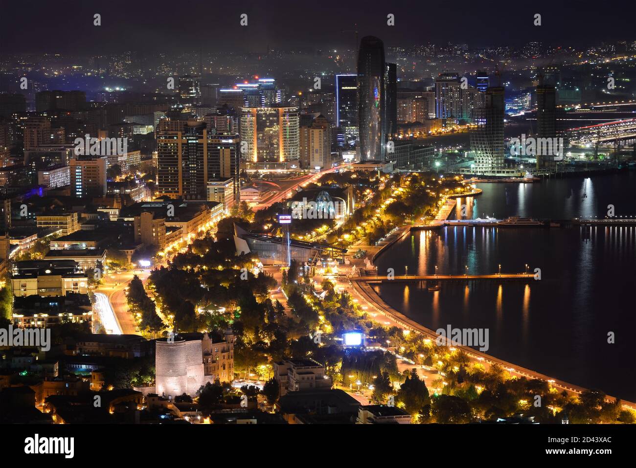 Horizon moderne de Bakou, Azerbaïdjan et promenade la nuit. Vue en soirée sur le boulevard Bakou. Tour de jeune fille éclairée. Banque D'Images