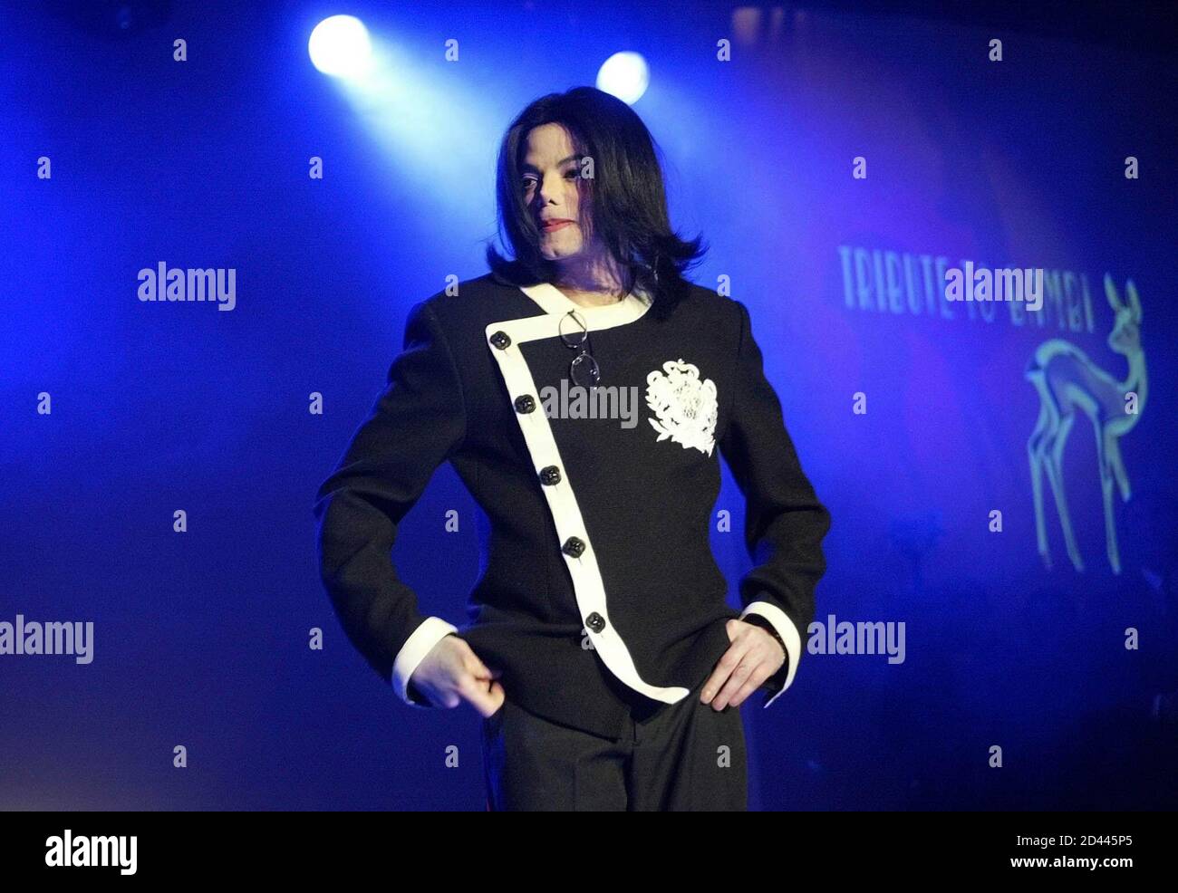 Michael Jackson, la star pop américaine, participe à un gala de  bienfaisance à Berlin le 20 novembre 2002. Michael Jackson, Qui se trouve à  Berlin pour recevoir le prix Bambi 2002 pour