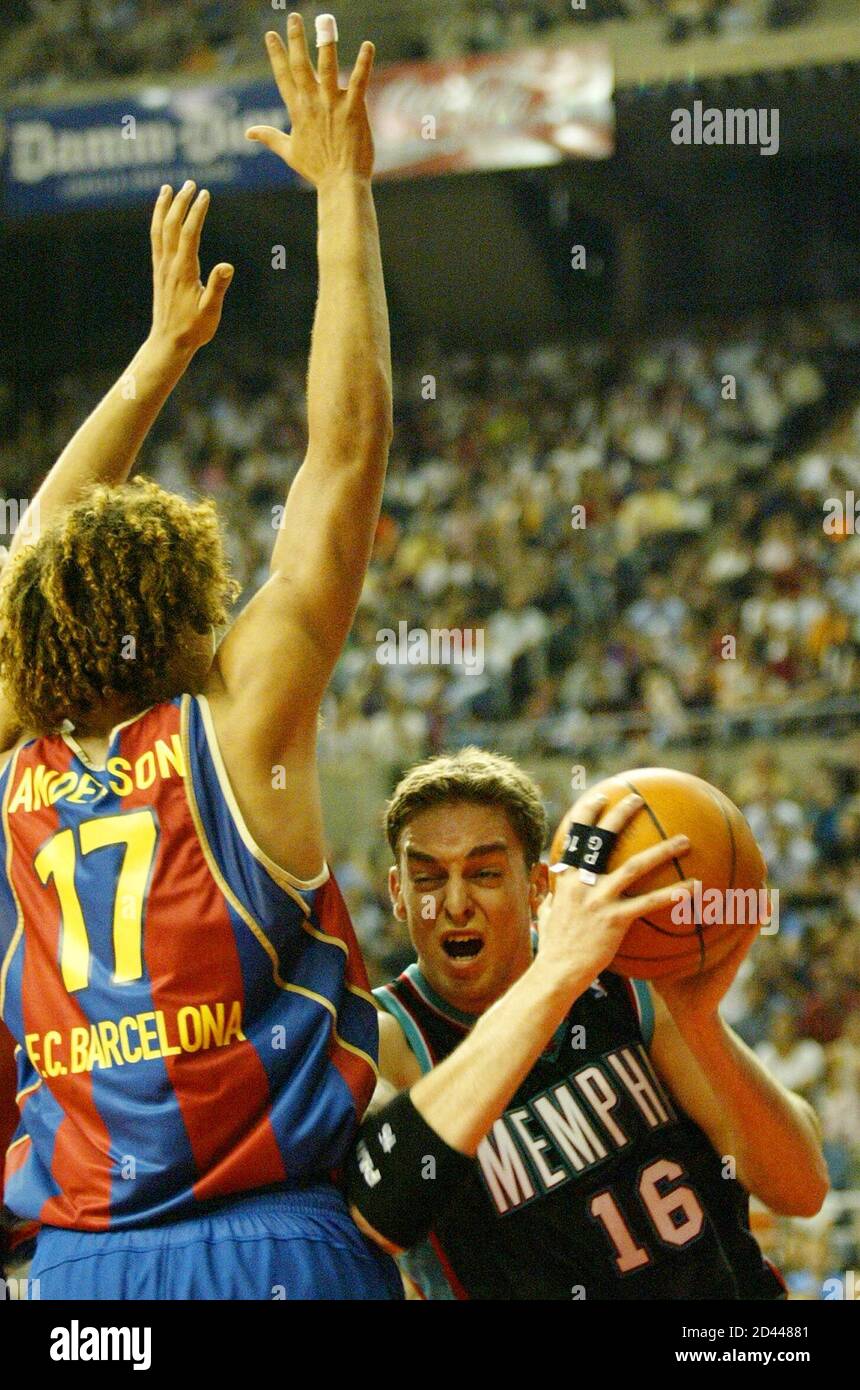 Memphis Grizzlies le joueur espagnol Pau Gasol (R) passe devant le joueur  brésilien de Barcelone Anderson Varejao lors de leur match de basket-ball  européen de la NBA au stade Palau Sant Jordi