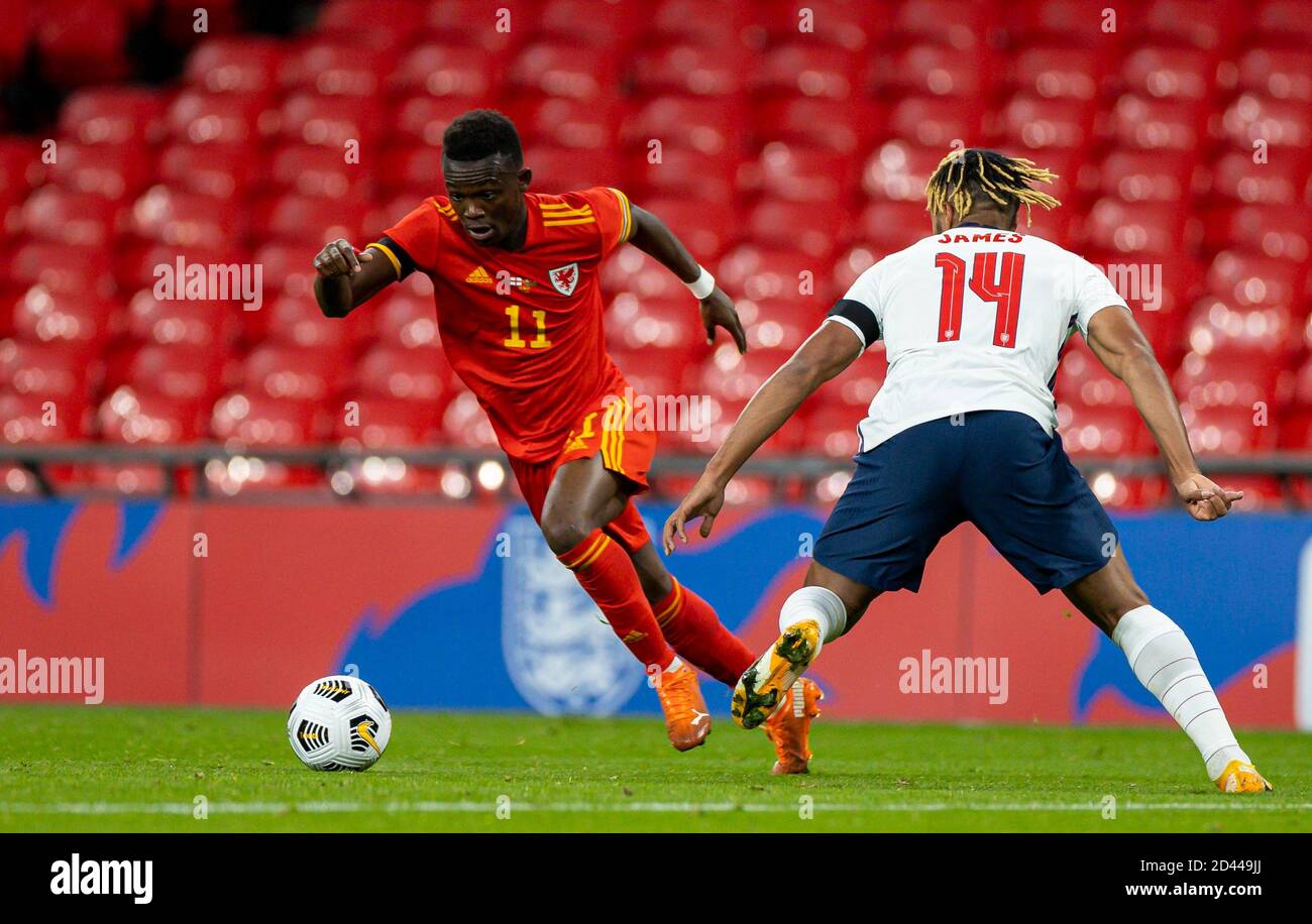 Londres, Royaume-Uni. 9 octobre 2020. Le rabbin Matondo (L) du pays de Galles rivalise avec le Reece James d'Angleterre lors d'un match amical entre l'Angleterre et le pays de Galles à Londres, en Grande-Bretagne, le 8 octobre 2020. Credit: Xinhua/Alay Live News Banque D'Images