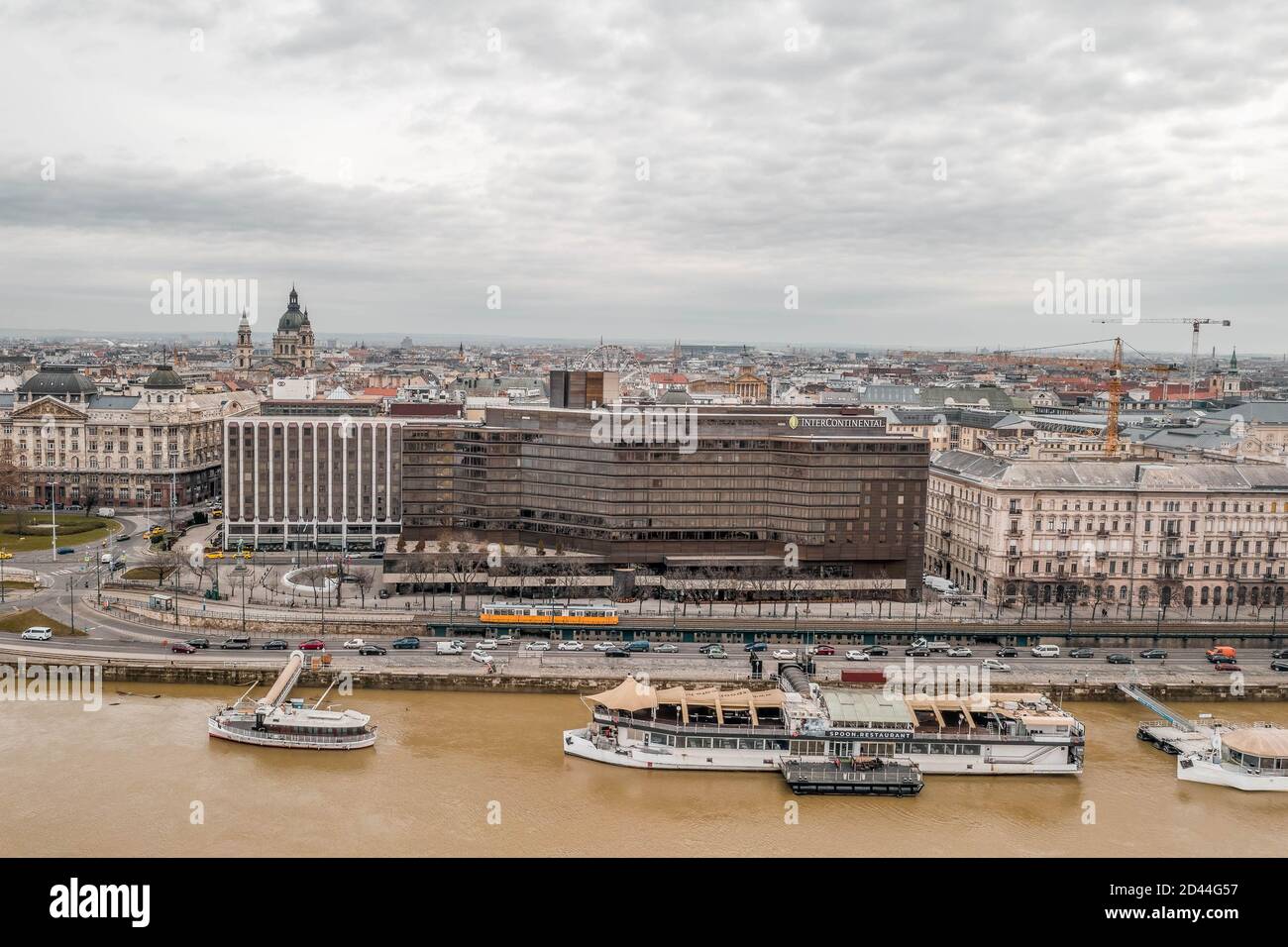 Budapest, Hongrie - 10 février 2020 : tir de drone aérien de l'hôtel et croisière sur le Danube en hiver Banque D'Images