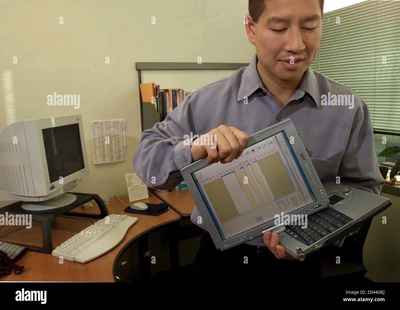 Charlton Lui L Responsable Du Developpement Microsoft Fait Pivoter L Ecran D Un Prototype De Tablette Acer Apres Avoir Ete Desancre D Un Poste De Travail Le 7 Novembre 01 Bill Gates President De Microsoft