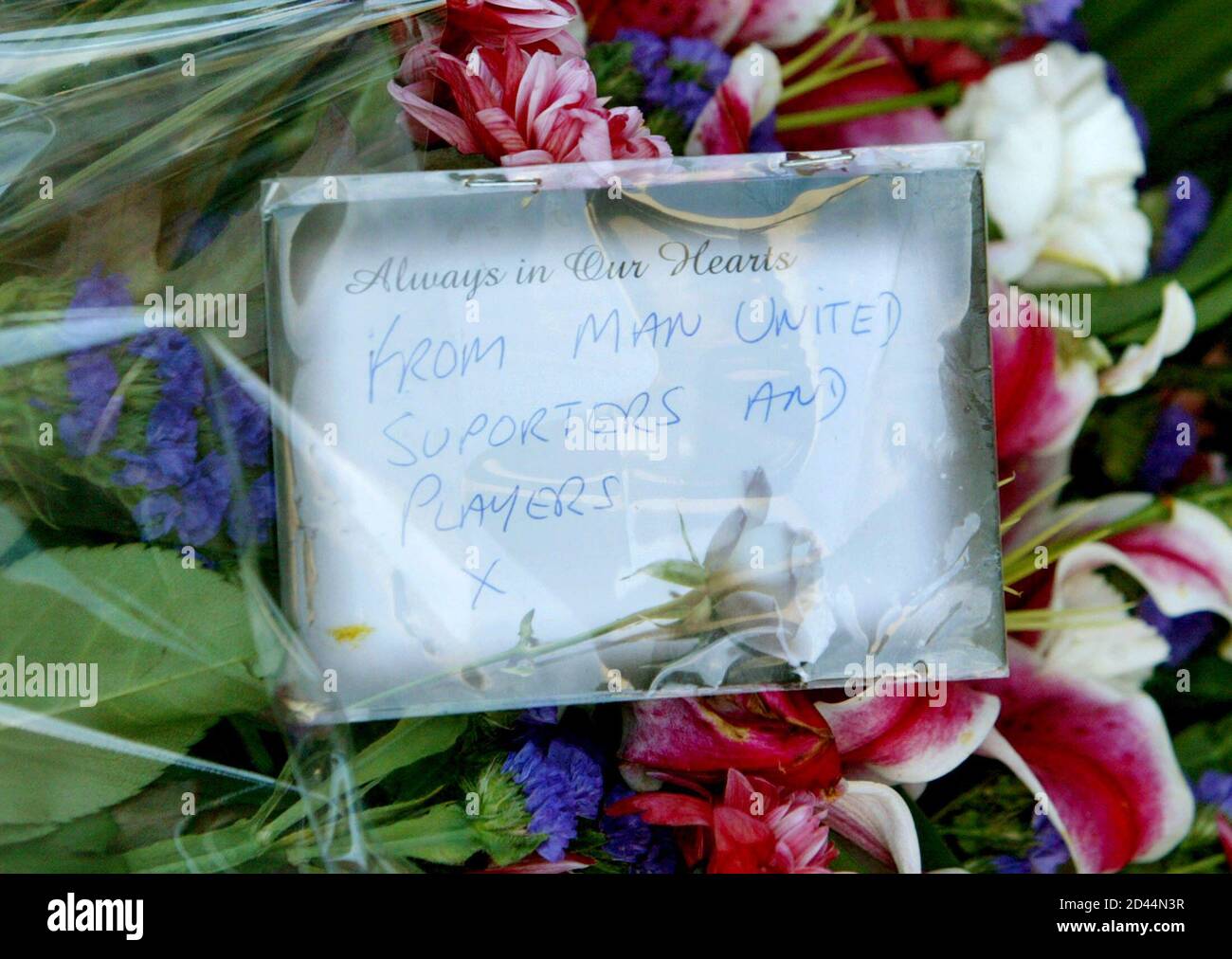 Un bouquet de fleurs est laissé à l'extérieur de Old Bailey au début du procès pour meurtre de Soham à Londres, le 3 novembre 2003. Le tribunal britannique Old Bailey a commencé le procès lundi de l'ancien gardien d'école Ian Huntley qui est accusé du double meurtre des écolières britanniques Holly Wells et Jessica Chapman, en août 2002, qui a choqué la nation et attiré la sympathie du monde entier. REUTERS/Toby Melville TM/ASA Banque D'Images