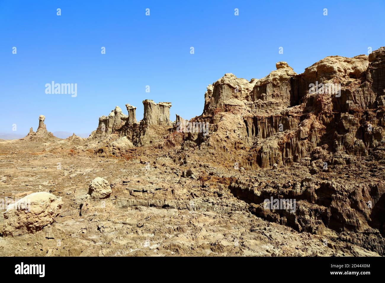 Les affleurements rocheux sont poussé à travers les plats salins de Dallol, dans la dépression de Danakil, dans une région surnommée le Manhattan du désert, contre un Banque D'Images
