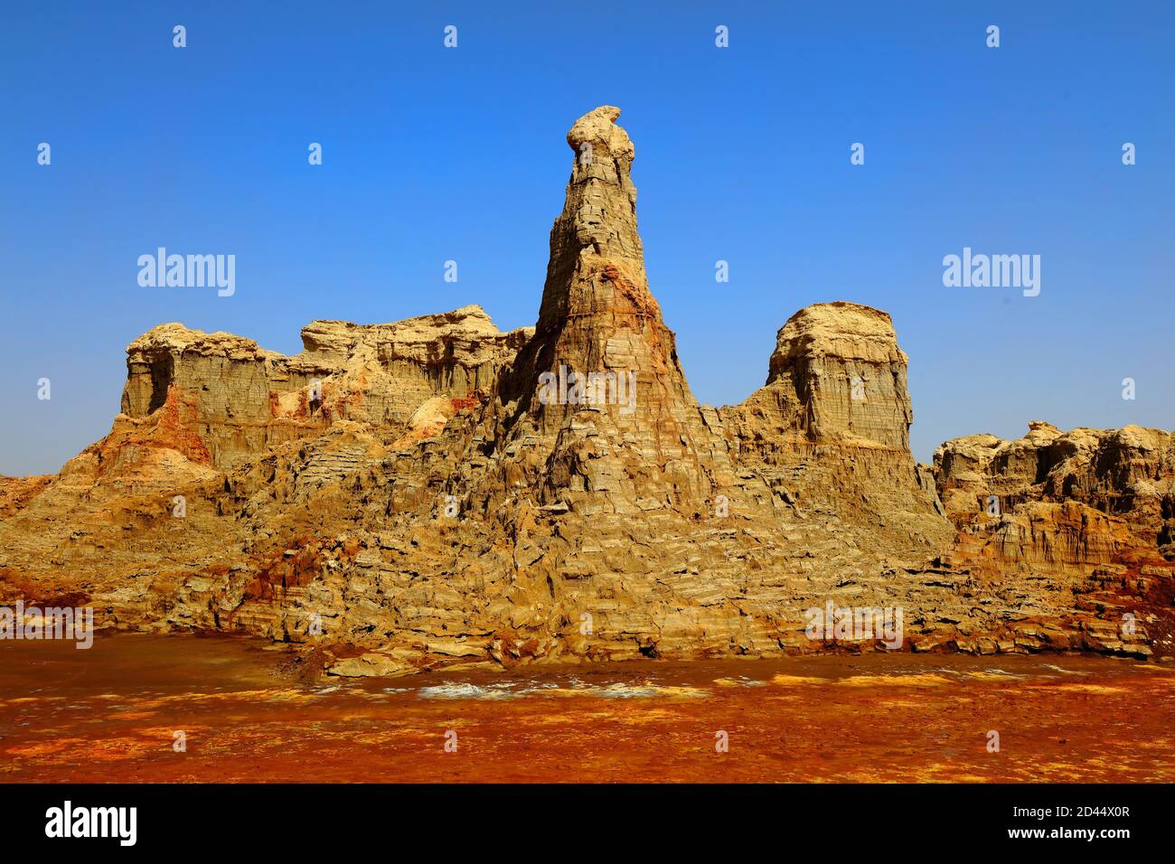 Les affleurements rocheux créent des sculptures naturelles, poussées à partir des plats salés de la dépression de Danakil, la région surnommée Manhattan de la dese Banque D'Images