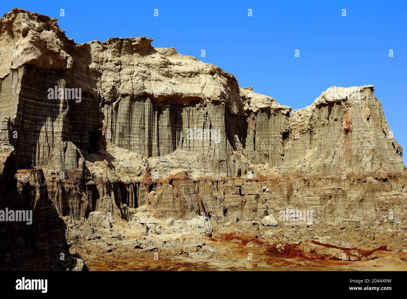 Les affleurements rocheux créent des sculptures naturelles, poussées à partir des plats salés de la dépression de Danakil, près de Hamadella, en Éthiopie, sous un bleu vif Banque D'Images