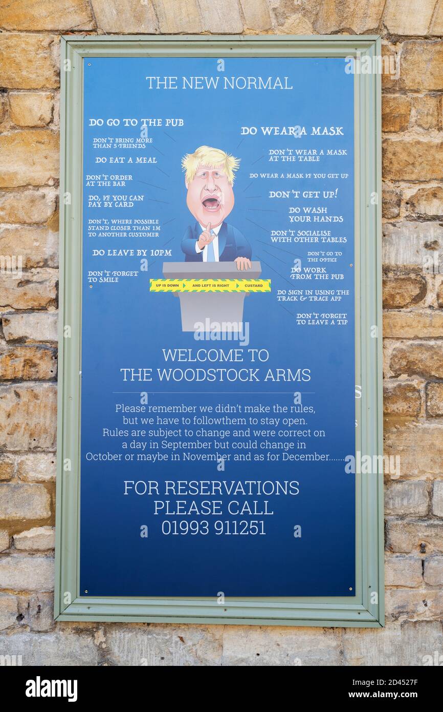 La nouvelle normale. Panneau de pub satirique Covid 19 sur le mur des armes de Woodstock. Woodstock, Oxfordshire, Angleterre Banque D'Images