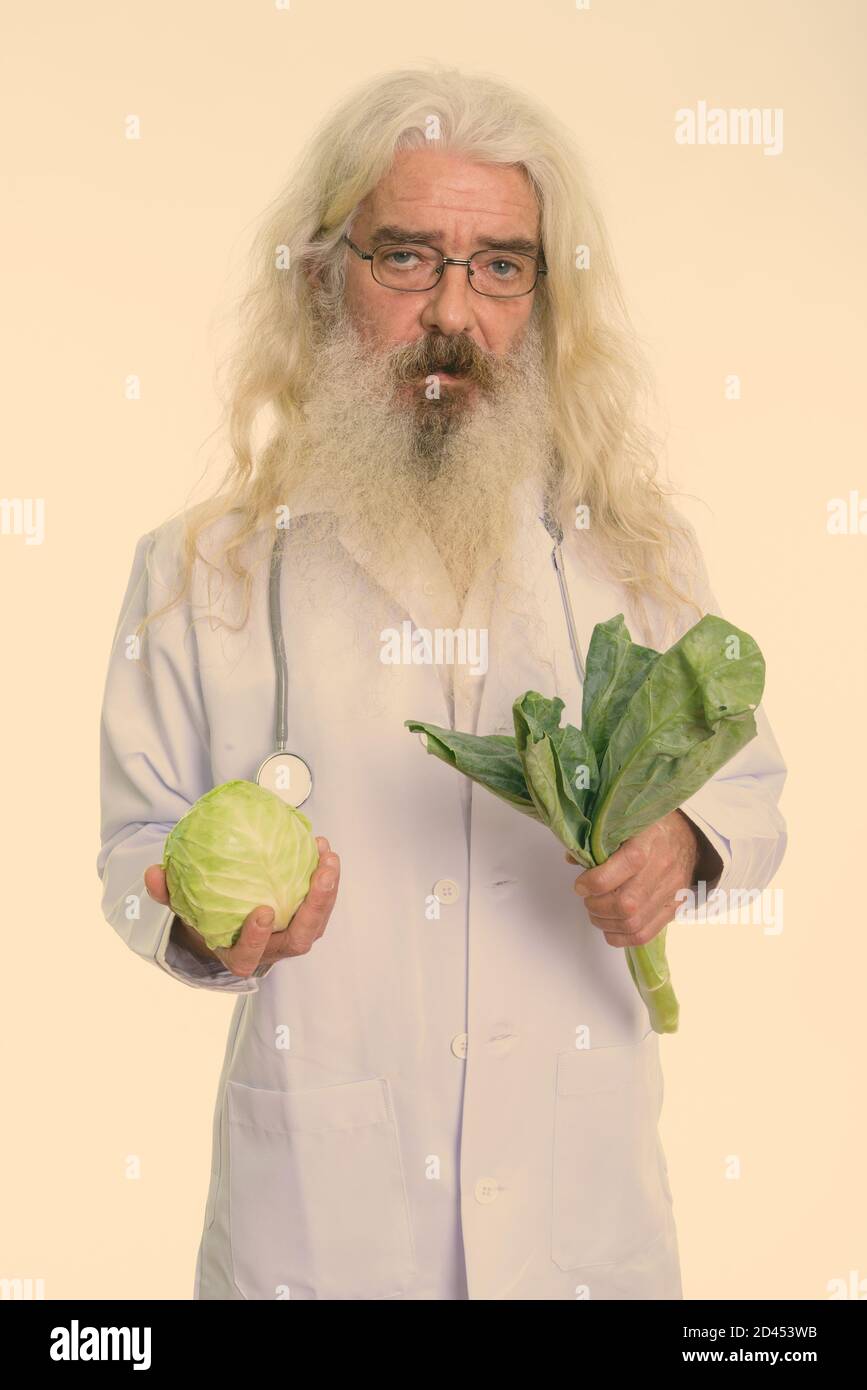 Portrait d'homme barbu senior doctor holding chou et légumes Banque D'Images