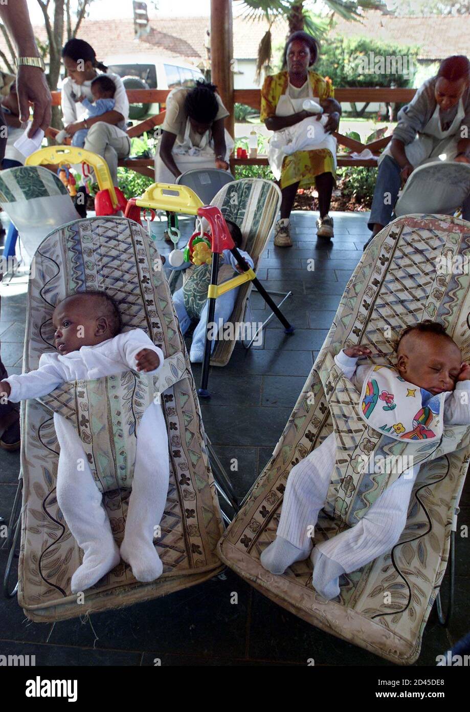 Deux bébés de quatre mois vivant avec le VIH/sida se trouvent au New Life  Home à Nairobi le 23 mai 2001. Le secrétaire D'État AMÉRICAIN Colin Powell,  qui rencontre aujourd'hui le président