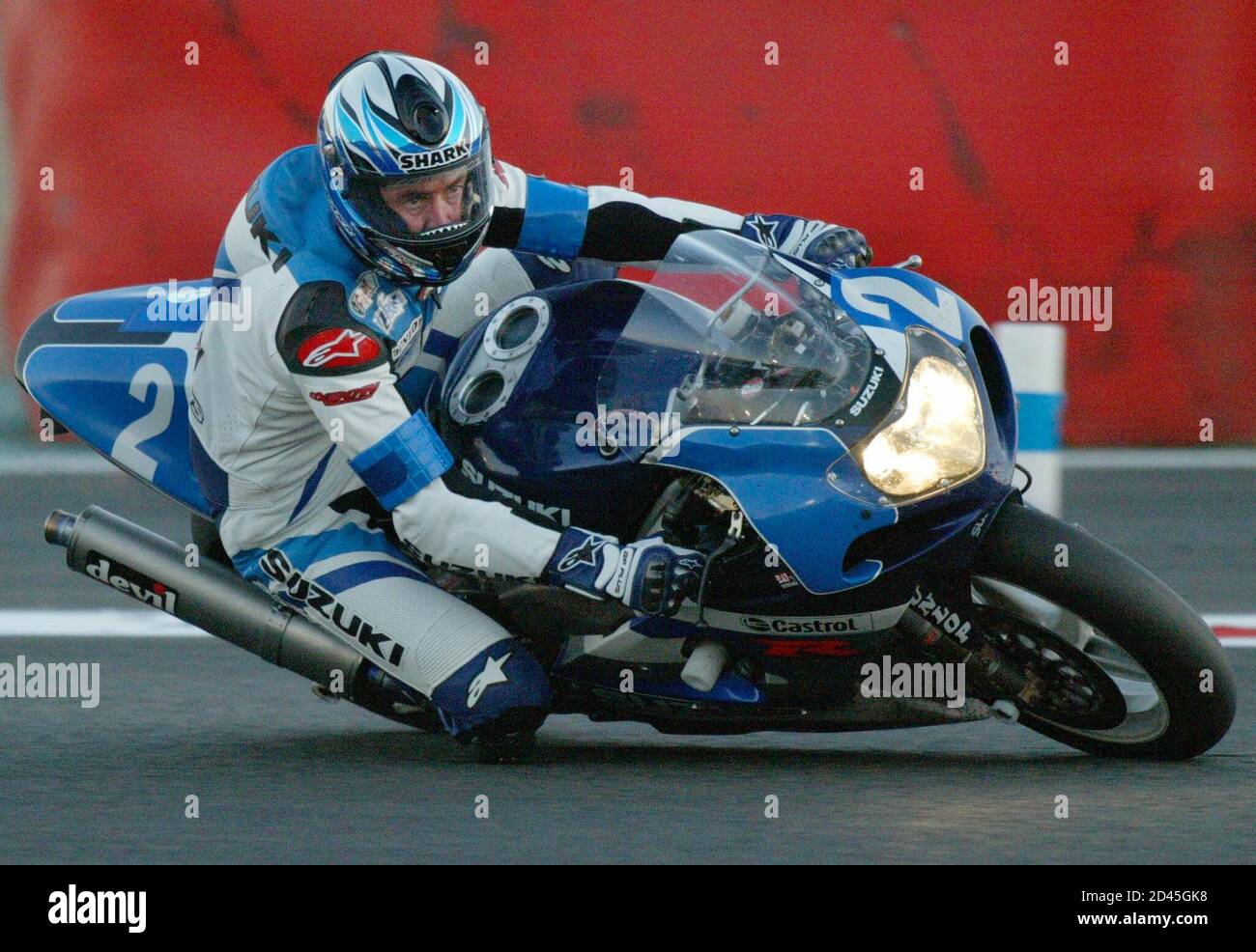 Jean-Michel Bayle de France roule au crépuscule avec sa Suzuki GXR1000 lors  de la 66e course d'endurance de 24 heures de moto bol d'Or à Magny-cours,  septembre 14. L'écurie Bayle/Dussauge/Gimbert mène toujours