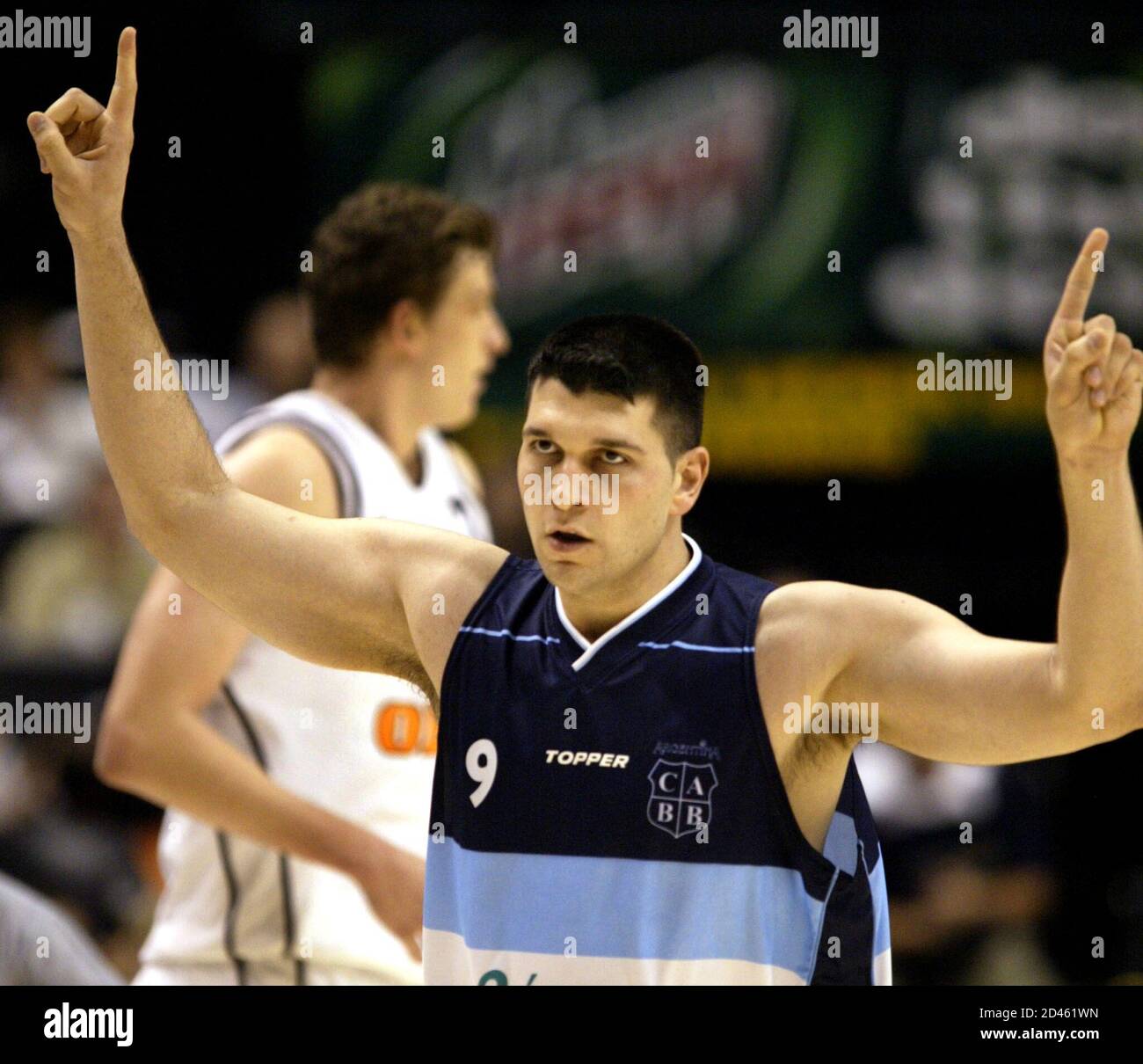 Gabriel Fernandez, de l'Argentine, célèbre après un panier à trois points  contre l'Allemagne lors de l'action demi-finale aux Championnats du monde  de basket-ball 2002 à Indianapolis, Indiana, le 7 septembre 2002.  REUTERS/Mike