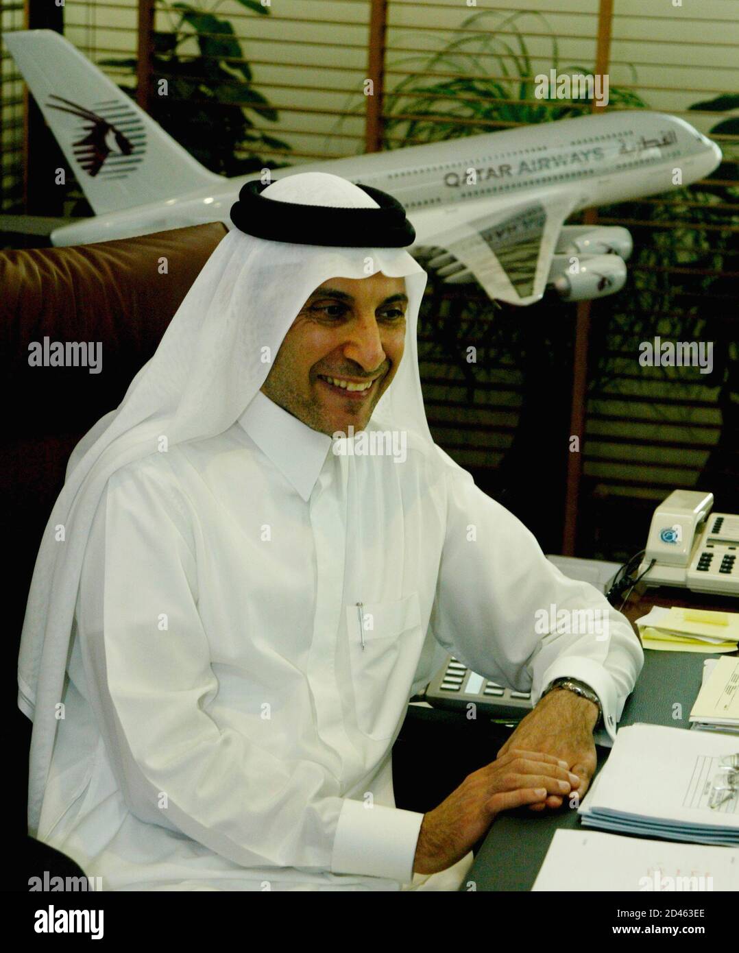 Akbar Al-Baker, PDG de Qatar Airways, s'entretient avec des reporters lors  d'une interview dans son bureau de Doha, au Qatar, le 19 mars 2003. « nous  sommes loin de l'avant. Nous sommes