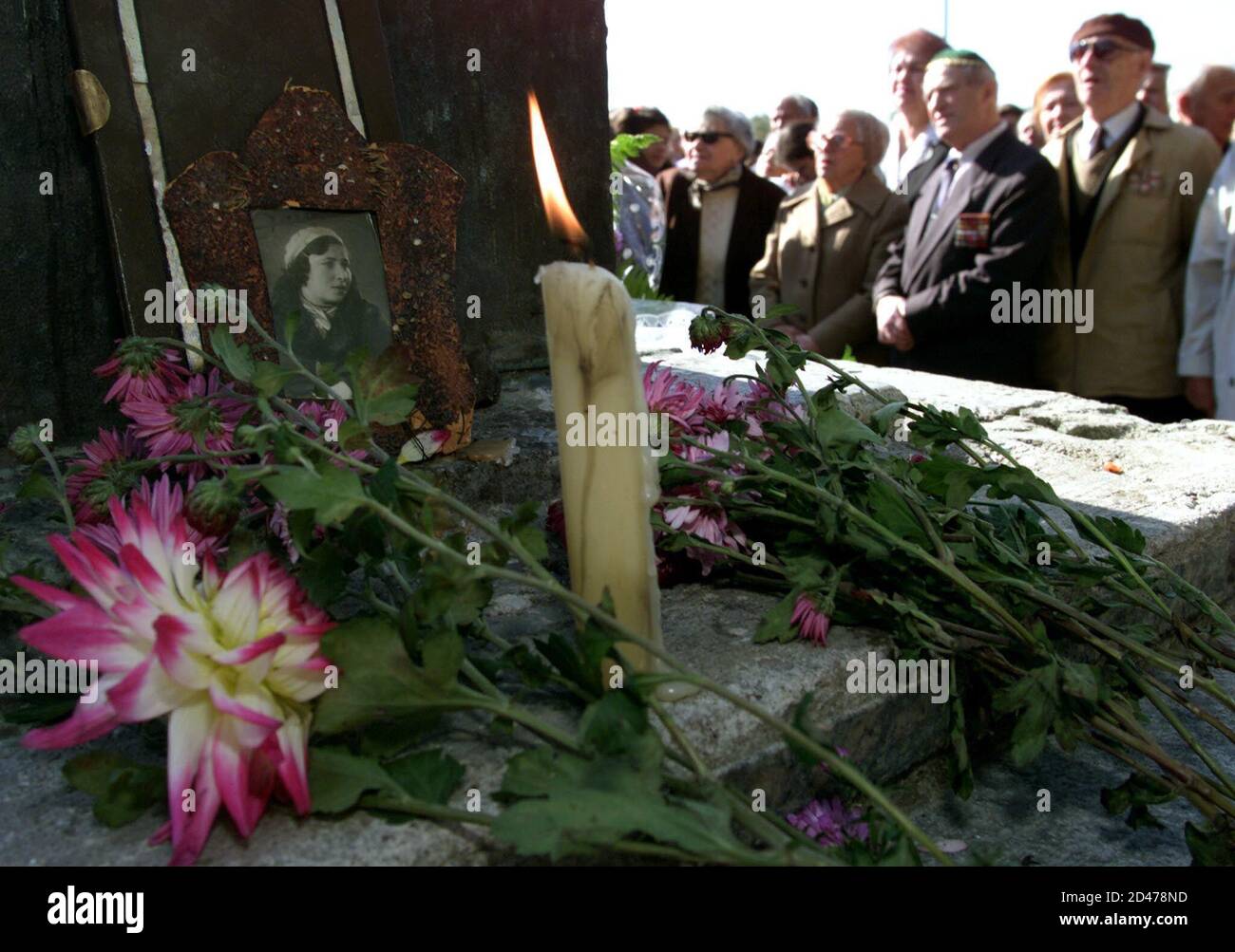 Les Juifs Ages Se Tiennent Lors D Une Ceremonie De Deuil A Babi Yar Ou Beaucoup Ont Perdu Des Etres Chers Pendant La Seconde Guerre Mondiale A Kiev Le 8 Octobre 00 Des