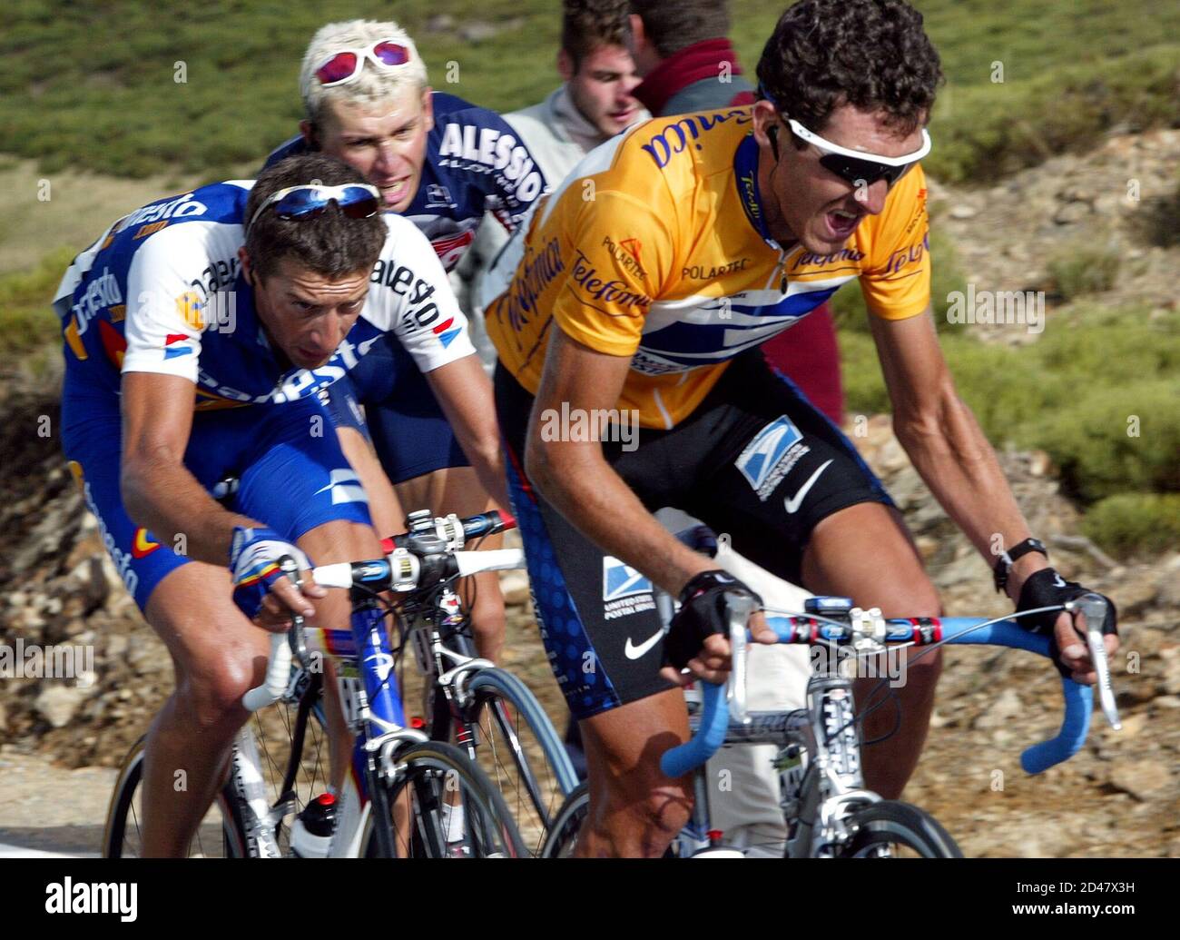 Roberto Heras (R), le leader du Tour d'Espagne, effectue des cycles au  cours de la 18e étape de la course de vélo du Tour d'Espagne, suivie par  José Antonio Flecha (L) et