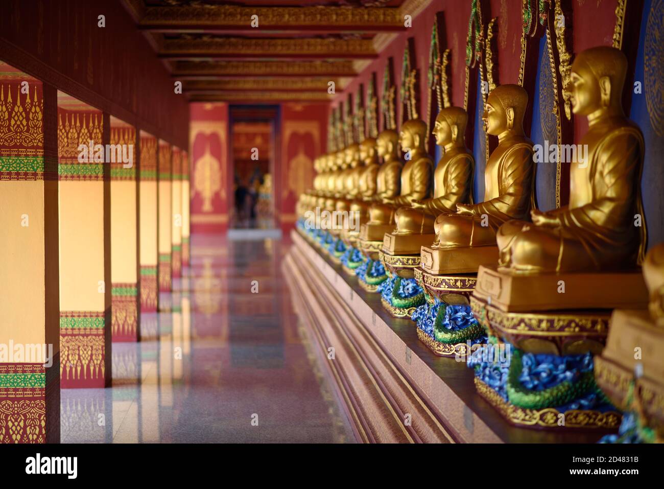 Le paysage de la rangée de Buddhas à l'intérieur du temple Wat Bang Thong (pagode dorée) dans la province de Krabi, en Thaïlande. Banque D'Images