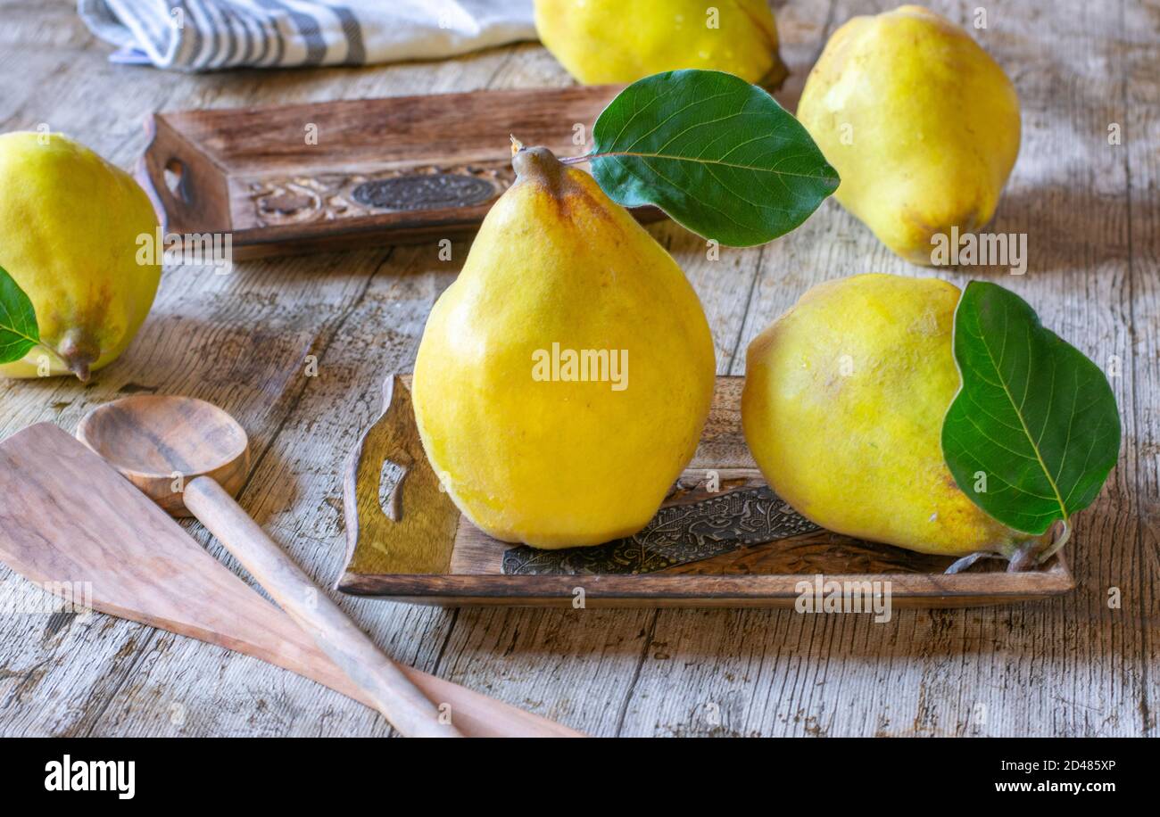 quinces fraîches et mûres sur une table en bois Banque D'Images