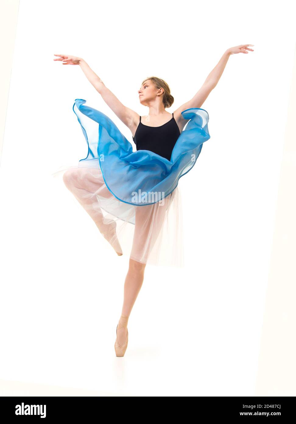 femme dans une jupe bleue et un ballet de danse de léopard noir. Studio tourné sur fond blanc , images isolées. Banque D'Images