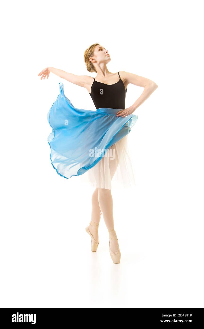 femme dans une jupe bleue et un ballet de danse de léopard noir. Studio tourné sur fond blanc , images isolées. Banque D'Images