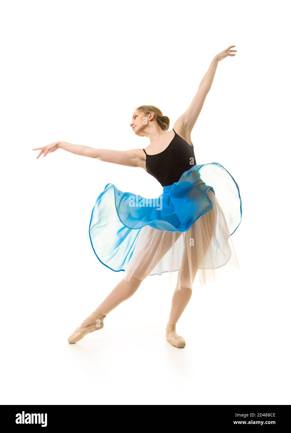 femme dans une jupe bleue et un ballet de danse de léopard noir. Studio tourné sur fond blanc , images isolées. Banque D'Images