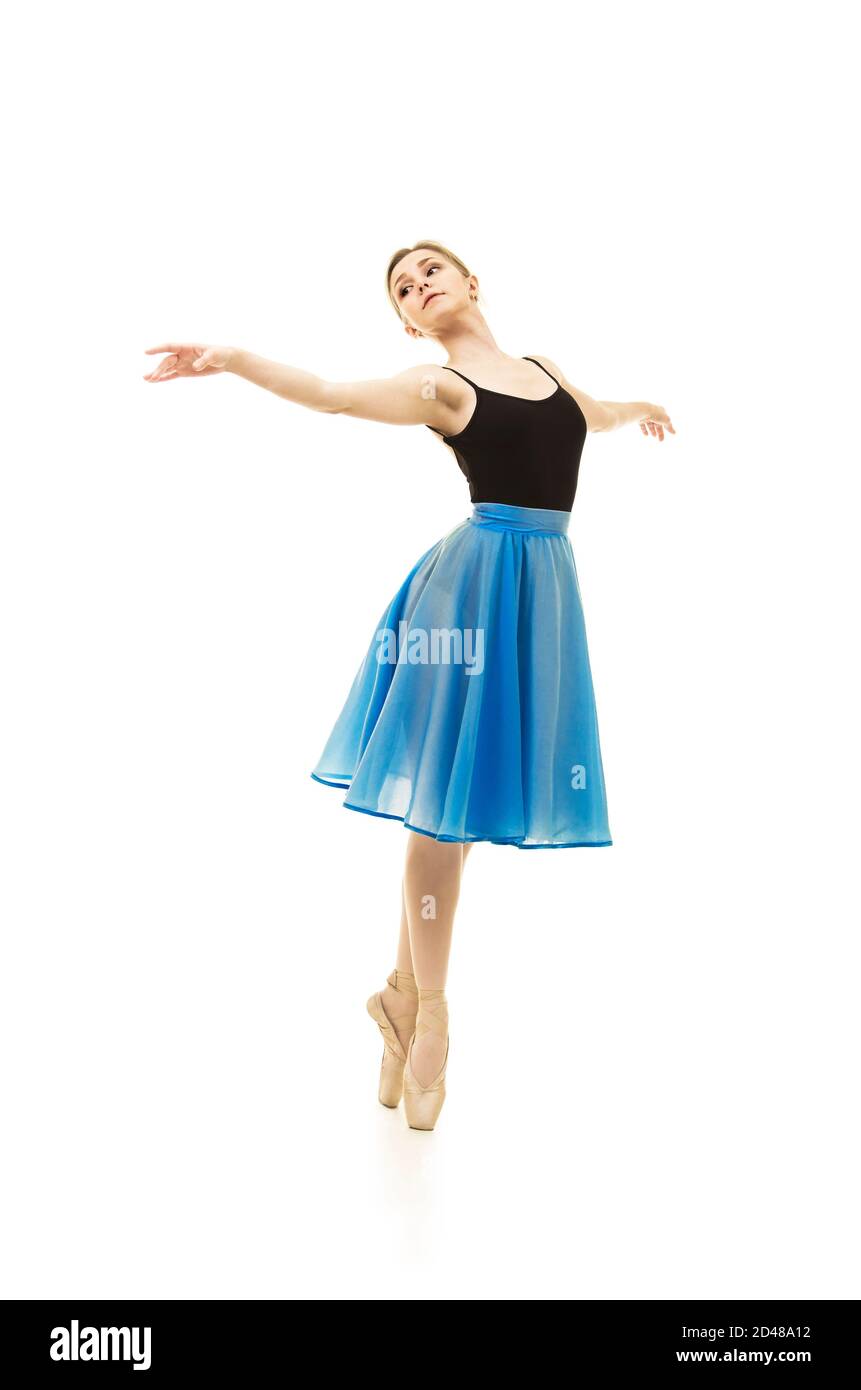 femme dans une jupe bleue et un ballet de danse de léopard noir. Studio tourné sur fond blanc , images isolées. Banque D'Images