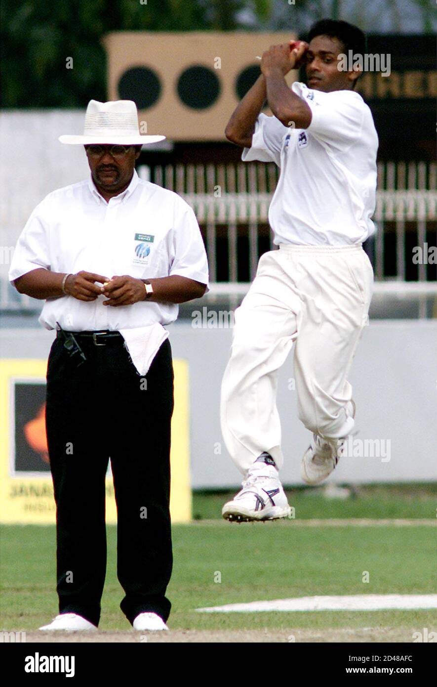 Le sri lankais Buddhika Fernando (R) bols en tant qu'arbitre Peter Manuel regarde, le quatrième jour, le premier test de cricket entre le Sri Lanka et le Zimbabwe à Colombo (Sri Lanka) le 31 décembre 2001. REUTERS/Anurudha Lokuhapuarachchi AL/DL Banque D'Images