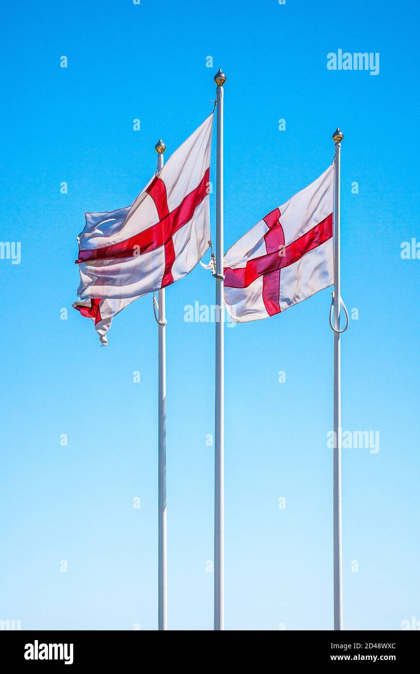 Trois drapeaux anglais le long de l'A1 à la frontière entre l'Écosse et l'Angleterre près de Berwick-upon-Tweed. Banque D'Images