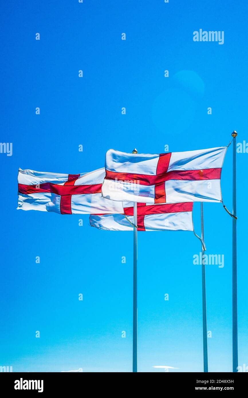 Trois drapeaux anglais le long de l'A1 à la frontière entre l'Écosse et l'Angleterre près de Berwick-upon-Tweed. Banque D'Images