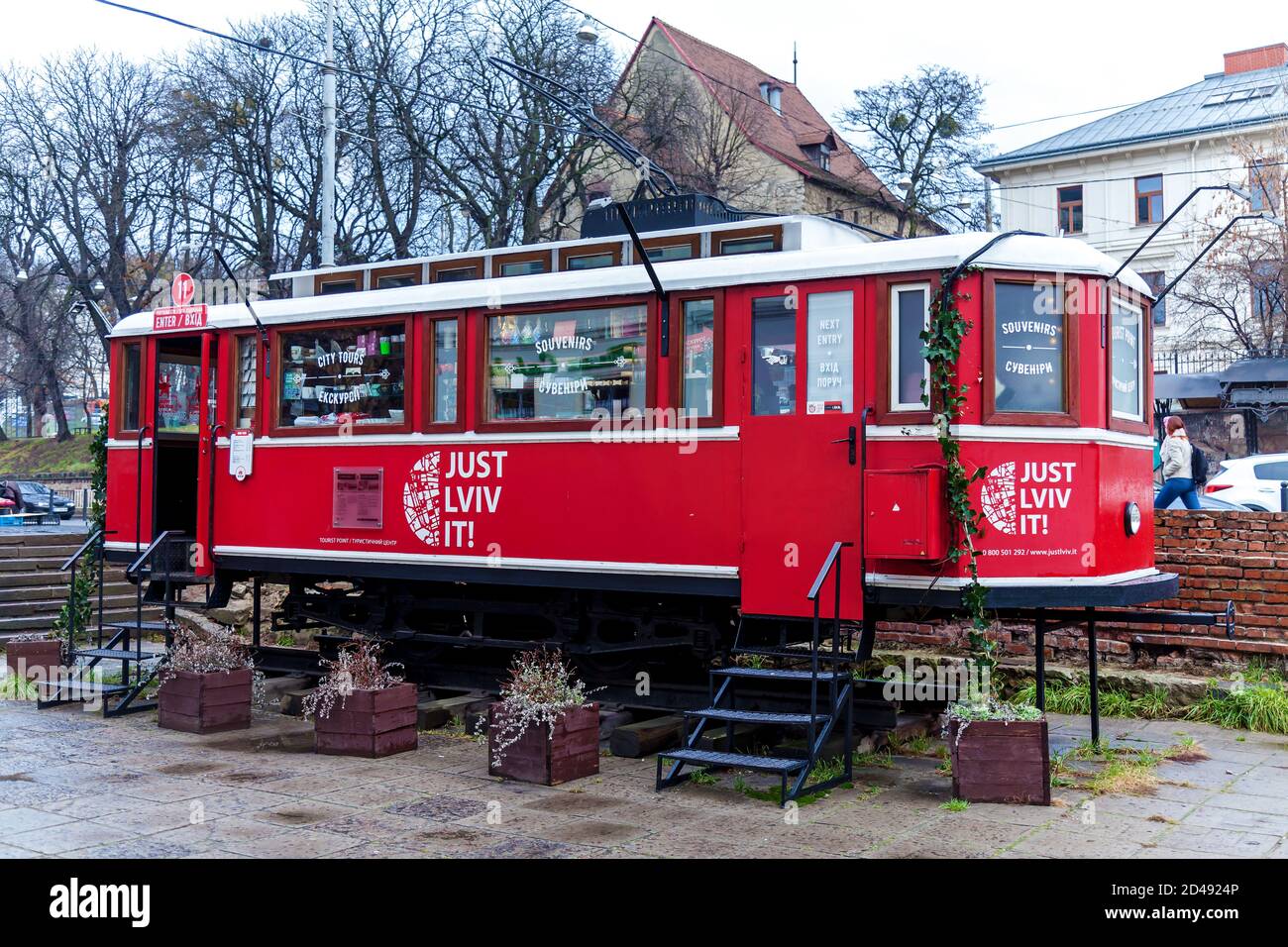 Lviv Ukraine - avril 30 2017 : ancien tramway de la ville rouge converti en café de rue. Café de rue élégant dans la ville de Lviv. Culture du café à Lviv, Ukraine Banque D'Images