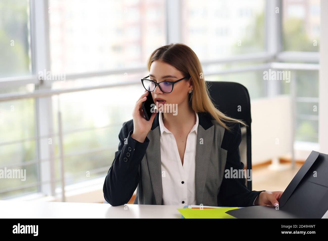 Une femme d'affaires européenne inquiète et réfléchie regarde loin, pense, résout un problème au travail, inquiète l'entrepreneur Banque D'Images