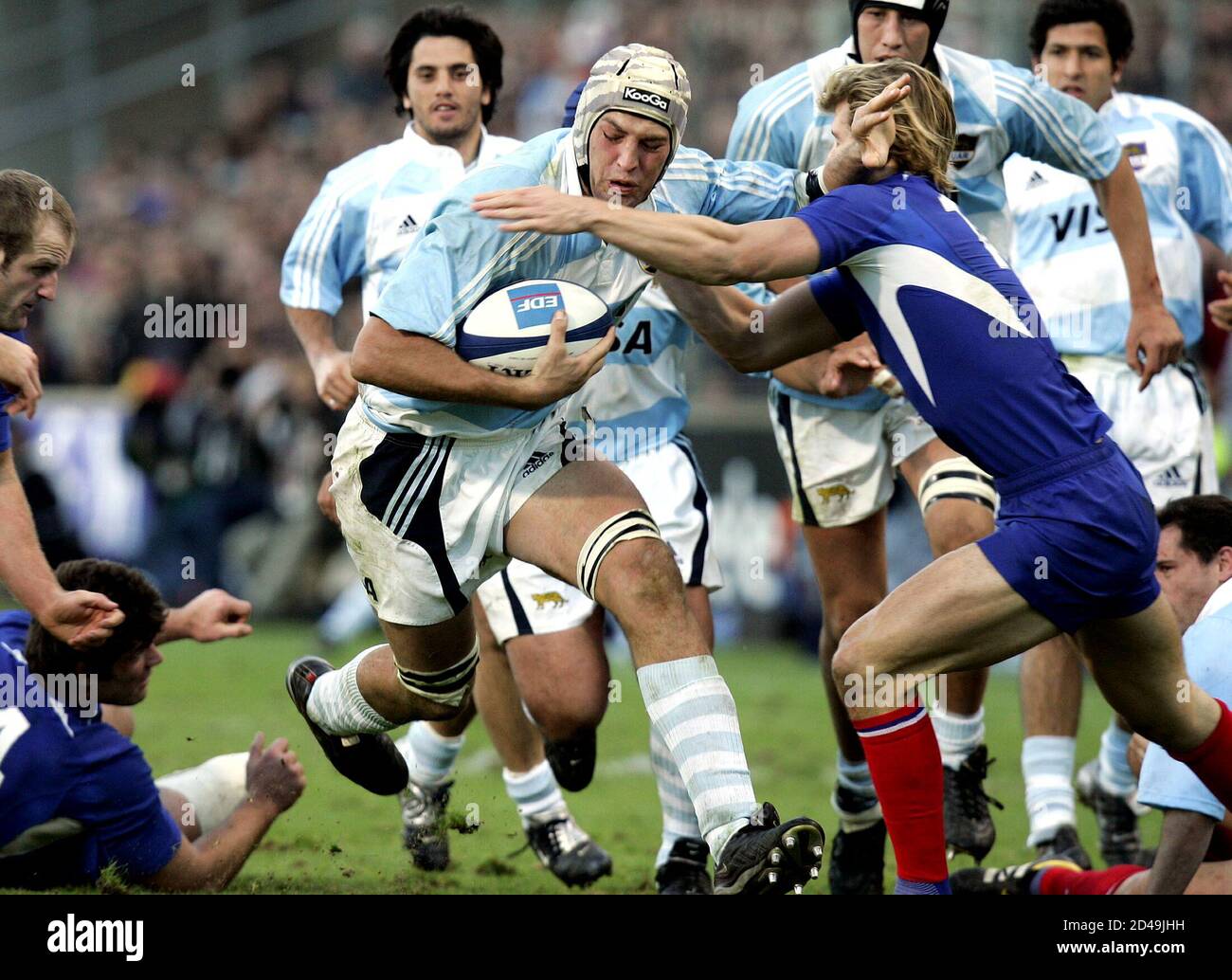 Argentina's Rimas Alvarez-Kairelis (C) is tackled by France's Aurelien  Rougerie during their rugby union test match at the Velodrome stadium in  Marseille, November 20, 2004. Argentina defeated France 24-14 Photo Stock -  Alamy