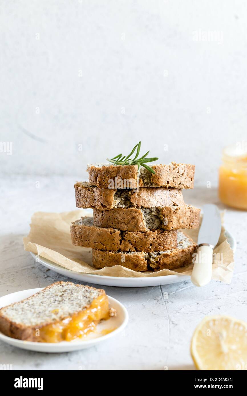 Gâteau au citron et aux graines de pavot. Gâteau maison parfumé aux graines de pavot et au citron caillé Banque D'Images