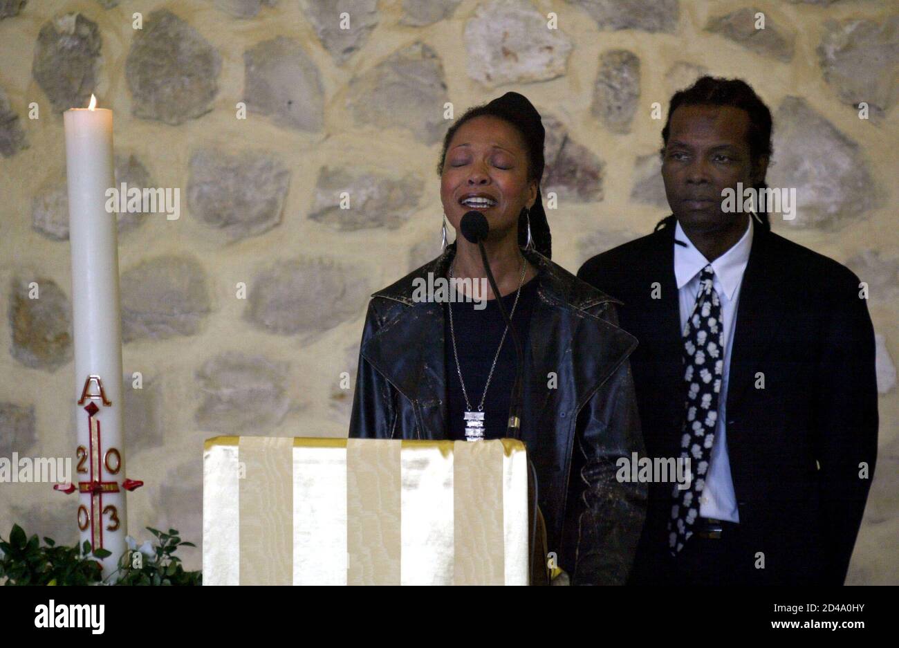 LISA CELESTE LA FILLE DE LA CHANTEUSE DE JAZZ AMÉRICAINE NINA SIMONE CHANTE LORS DE LA CÉRÉMONIE FUNÉRAIRE À CARRY-LE-ROUET PRÈS DE MARSEILLE Photo Stock - Alamy