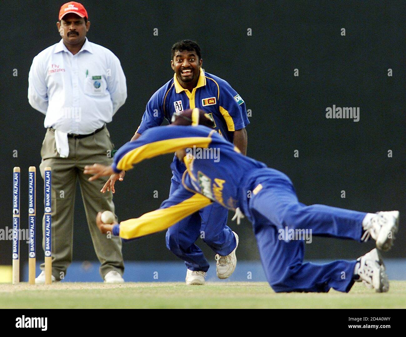Mahèle Jayawardene (R), le fianteur sri lankais, prend une prise réussie contre le batteur pakistanais Shabbir Ahmed (non illustré) en tant que chauve-souris Muttiah Muralitharan (C) et juge-arbitre T.H. Wijewardena regarde pendant leur tournoi de cricket triangulaire d'une journée à Dambulla, Sri Lanka, le 18 mai 2003. Le Sri Lanka a battu le Pakistan par 12 tours. REUTERS/Anurudha Lokuhapuarachchi AL/DL Banque D'Images