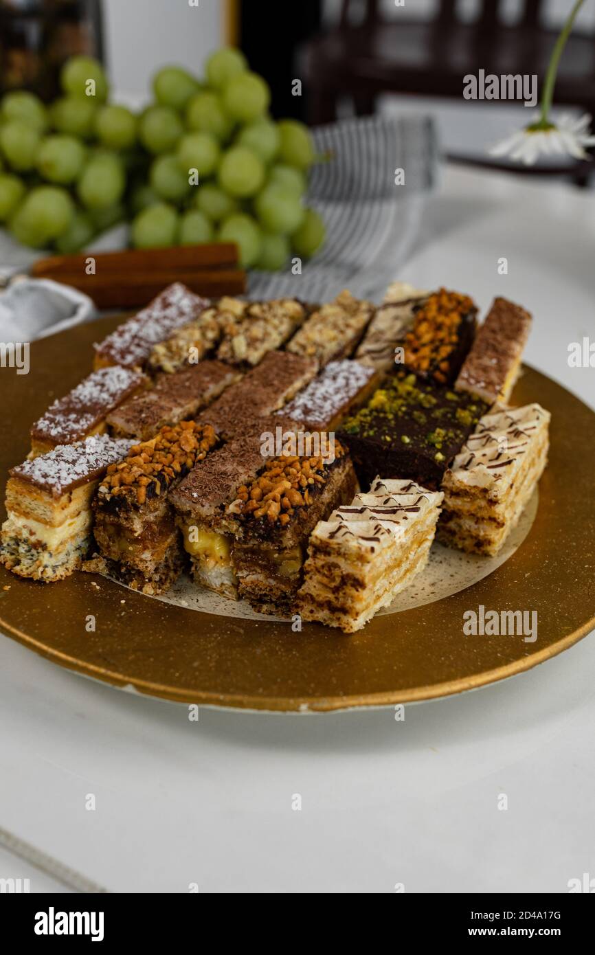 Assortiment de gâteaux faits maison avec raisins et noix. Banque D'Images